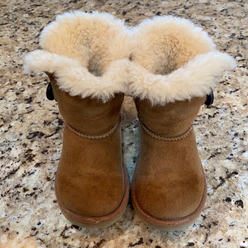 GUC/PLAY UGG TAN BOOTS SIZE 7
